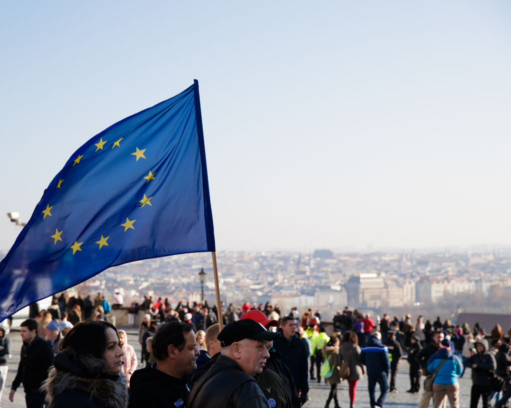 Militants marchant avec le drapeau de l'Union Européenne