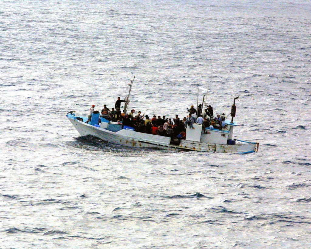 Bateau de migrants dans la mer