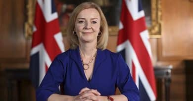 Liz Truss devant les drapeau du britannique