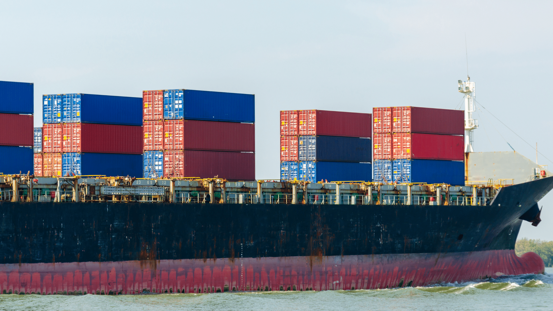bateau rempli de containers