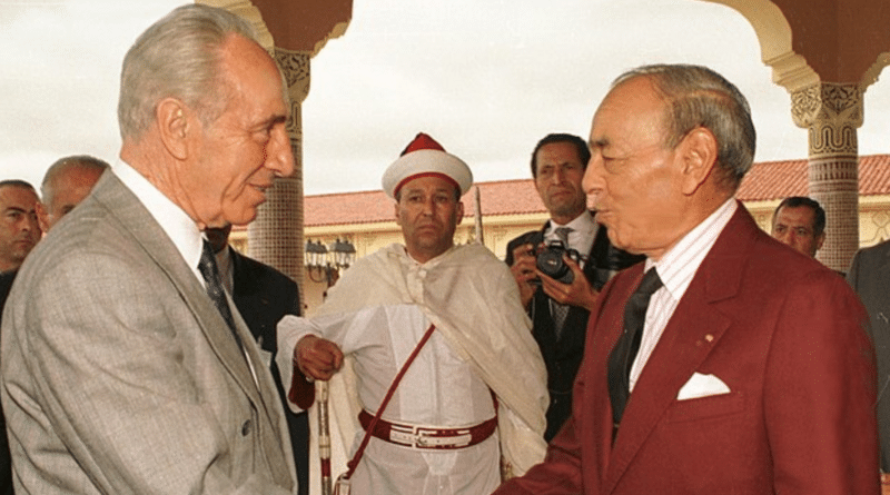 "Poignée de main entre Shimon Peres (un des pères fondateurs d'Israël) et Hassan II en 1994. Première forme de rapprochement entre Israël et le Maroc."