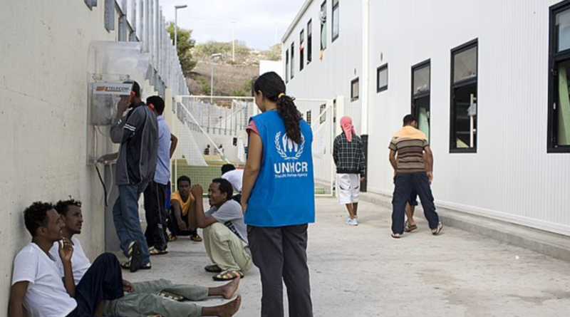 Migrants bloqués à Lampedusa qui recoivent une aide humanitaire.