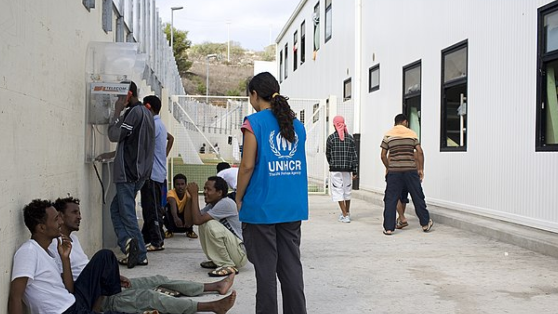 Migrants bloqués à Lampedusa qui recoivent une aide humanitaire.