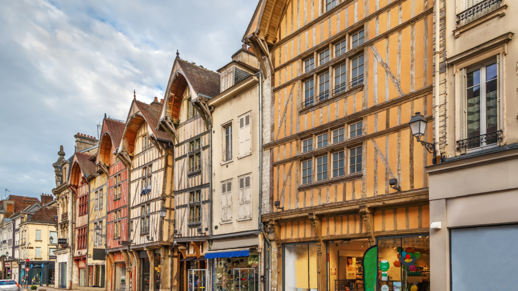 TROYES LOGEMENTS ACTIVITES BONS PLANS ETUDIANTS