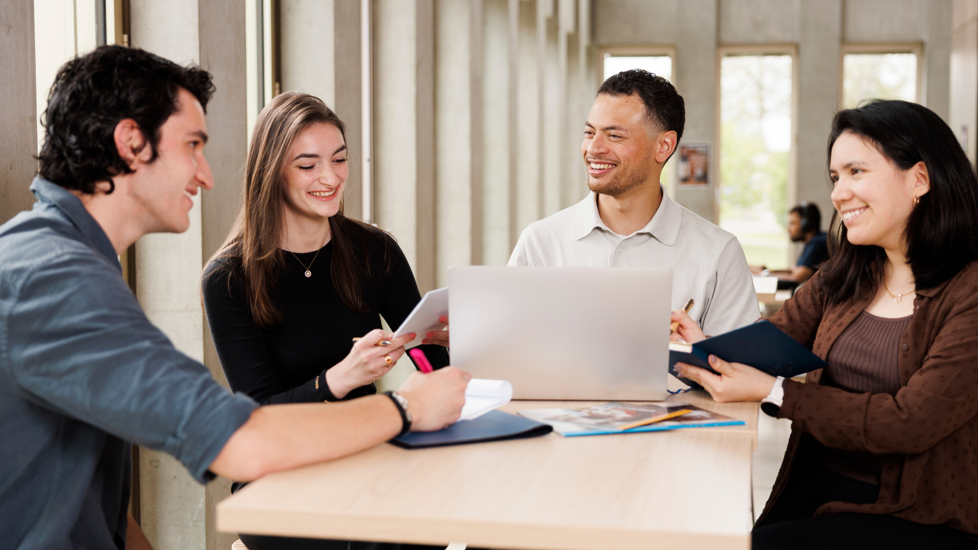 HEC Paris Youth School : les programmes qui ouvrent le campus aux lycéens HEC Paris Youth School : les programmes qui ouvrent le campus aux lycéens