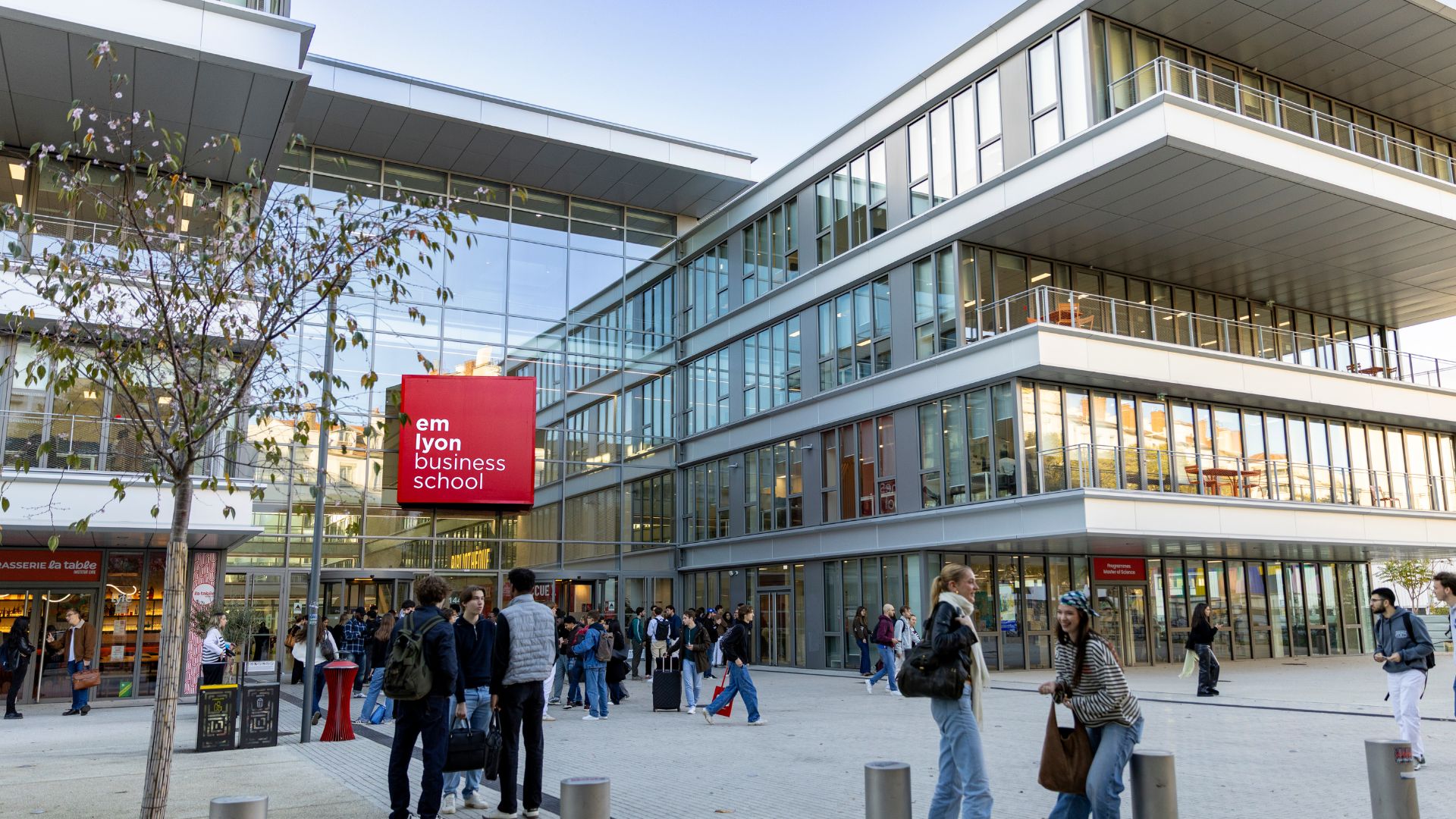 emlyon s’étend à Londres et en Inde : les nouveautés de l’école